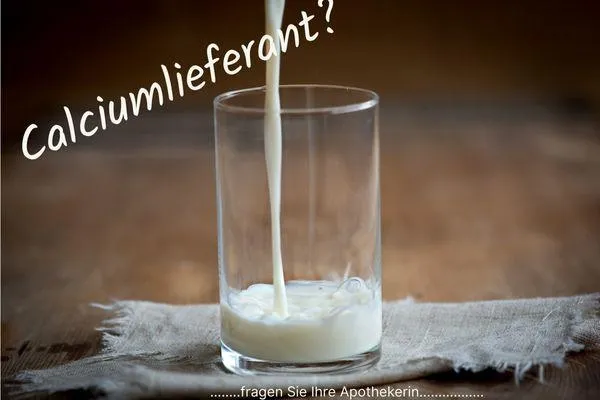 Glas mit Milch als Calziumquelle. So wichtig für die Knochengesundheit und als Osteoporoseschutz