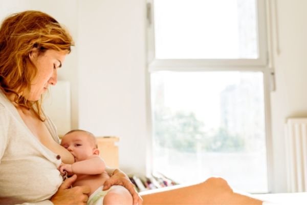 stillende Mutter mit allergischem Kind - Milcheiweissallergie