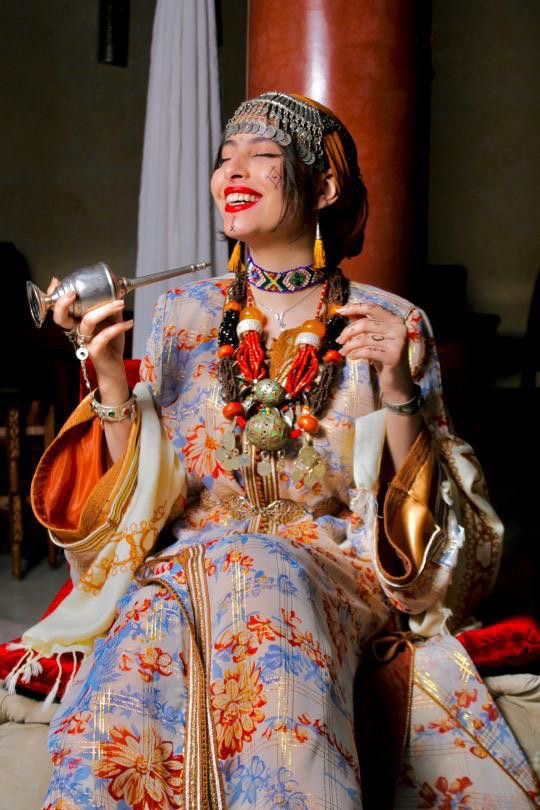 Voyage Sensoriel au Cœur des Parfums Amazighs: Les Essences Qui Racontent une Histoire, avec une Touche de Magie