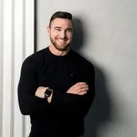 How Tobi Pearce Built a Global Fitness Empire From His Lounge Room