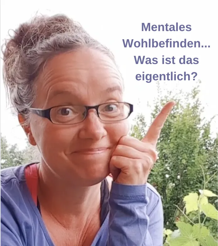 Frau lächelt verschmitzt und zeigt auf die Frage: Mentales Wohlbefinden - was ist das eigentlich?