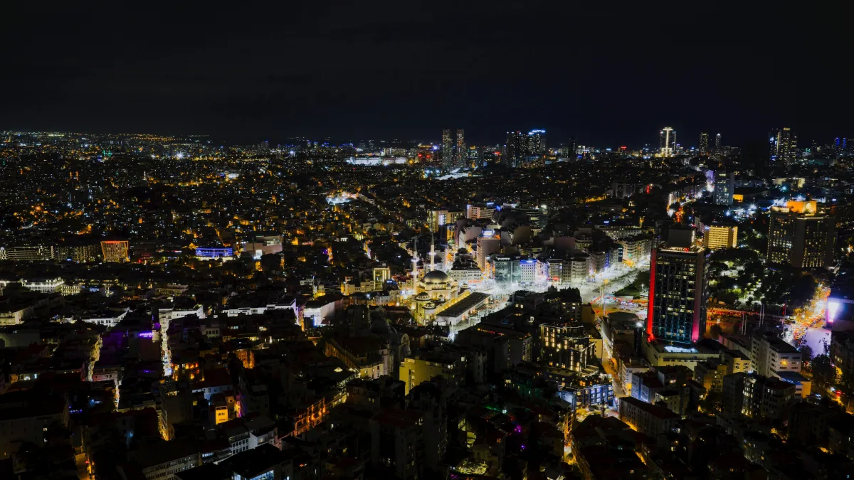 Budynki zeroemisyjne i predykcyjne zarządzanie energią — rzetelny przegląd 2025