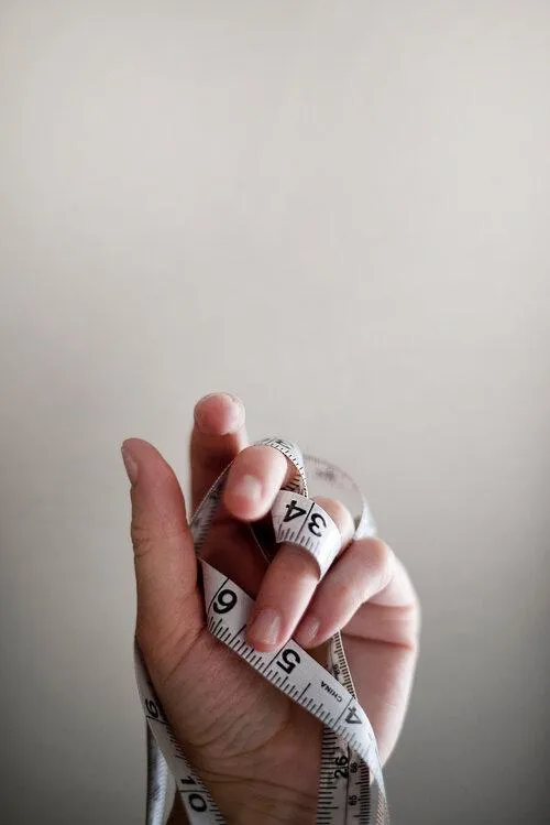 hand holding a measuring tape