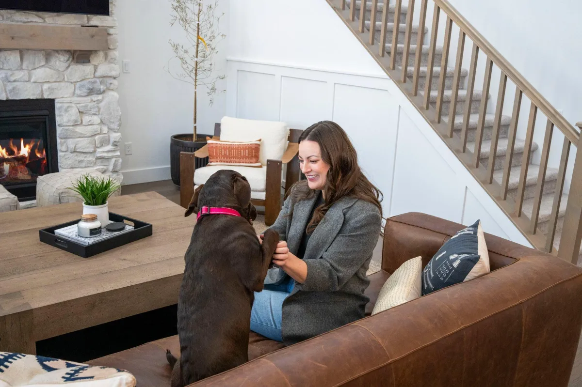 interior-designer-with-dog