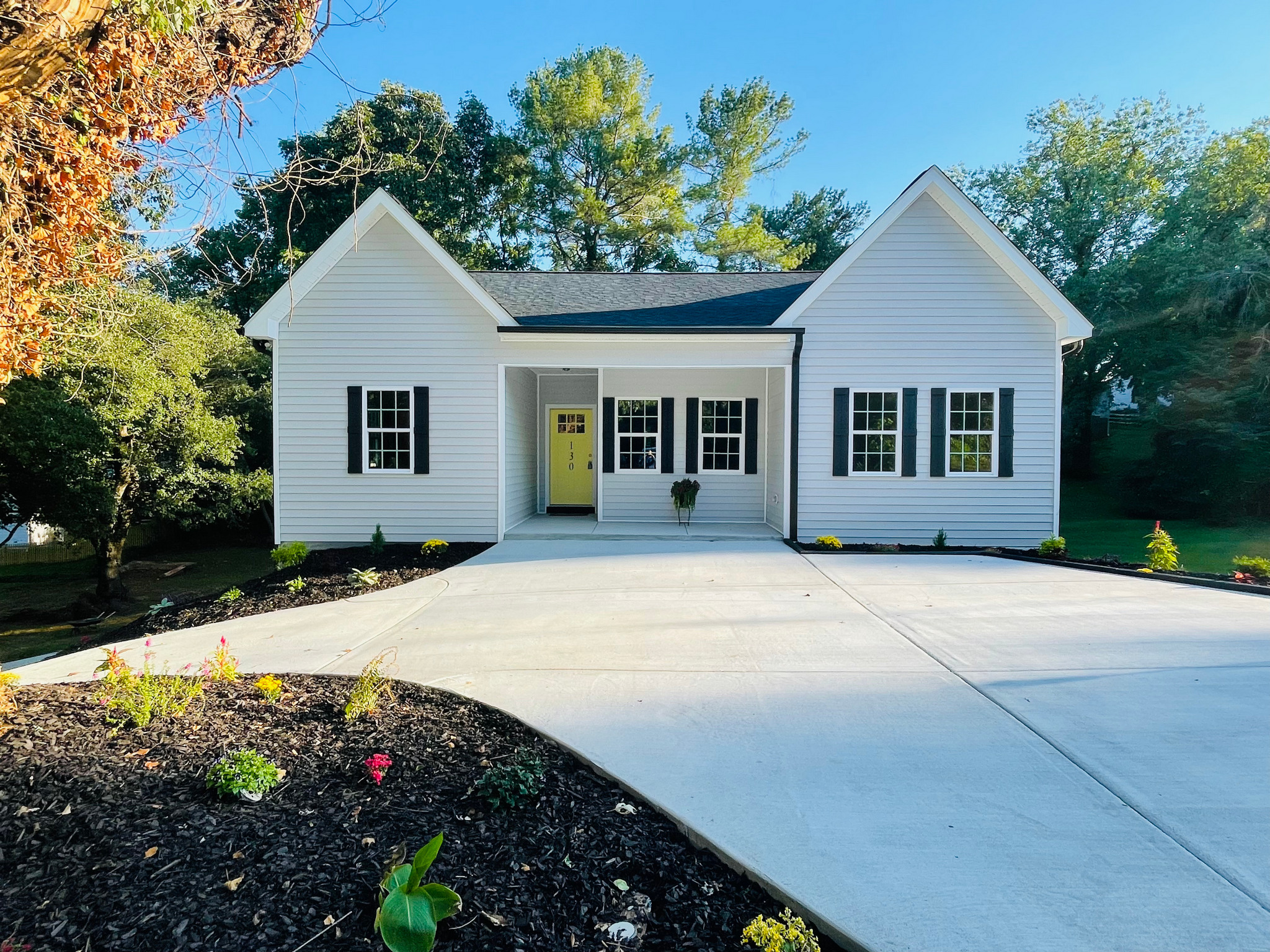 New single-family home construction in Elkin, NC (28621) with vinyl siding, 3 bedrooms, 2 bathrooms, full basement, 40x41 dimensions.