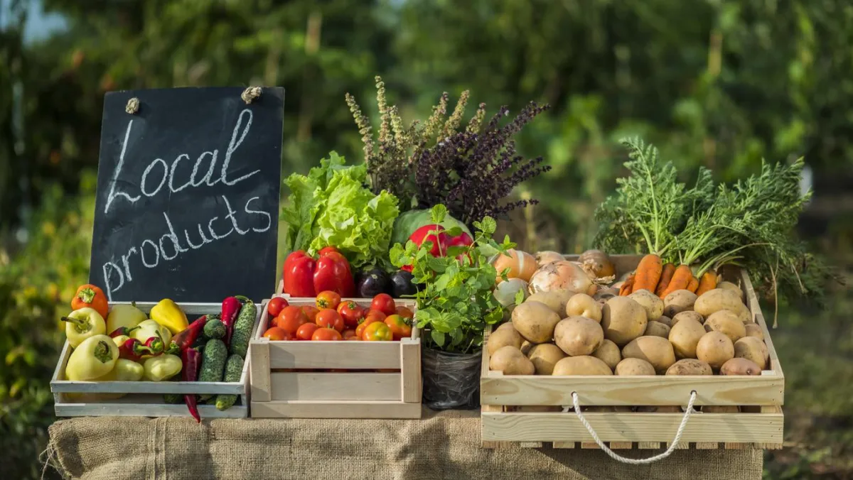 A-counter-with-fresh-vegetables-at-a-small-farmers-market-RealtorSheilaHowell