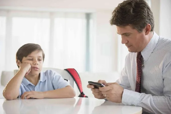El impacto del estrés parental en el desarrollo neurológico infantil