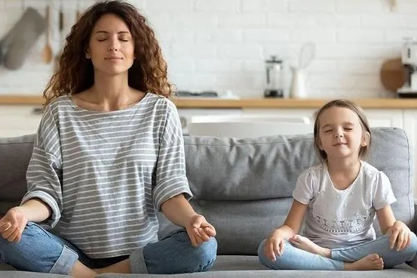 Atención plena en familia: Cultivando raíces de calma en un mundo acelerado
