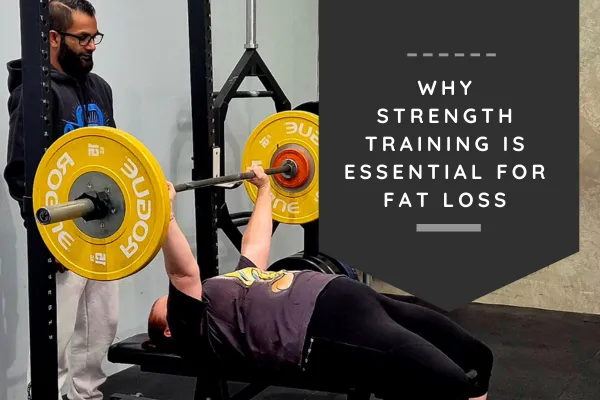 Women lifting weights in a gym – strength training for fat loss.