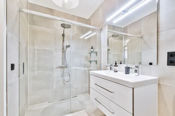 The Benefits of Glass Shower Doors, glass shower doors, modern shower doors, frameless shower doors,