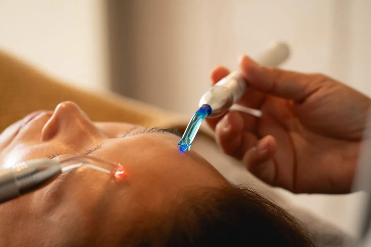 Color puncture light beams targeting energy meridians in a calm wellness clinic.