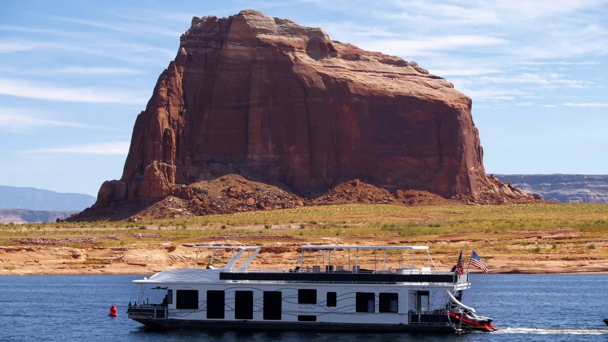 Renting at Lake Pleasant vs. Private Owners: Key Pros and Cons Explained