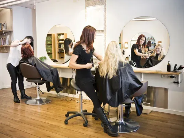 Interface de réservation en ligne optimisée pour salon de coiffure avec tunnel de vente localisé créé par Propuls'Lead