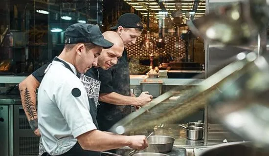 Interface de réservation automatisée pour restaurant avec tunnel optimisé créé par Propuls'Lead pour booster les réservations 