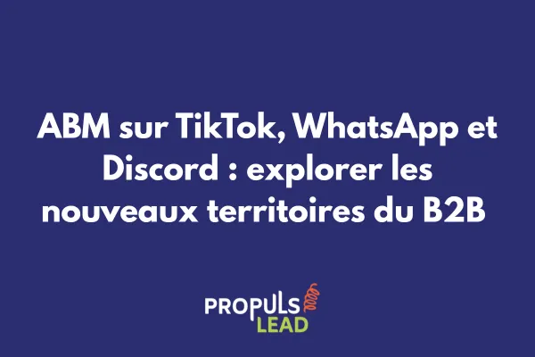 Professionnel B2B consultant TikTok sur smartphone avec notifications WhatsApp Business et Discord en arrière-plan 