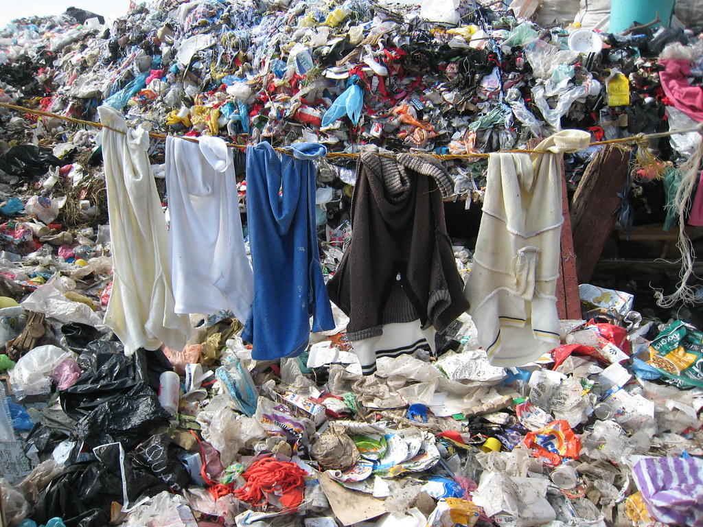 O que é fast fashion e por que o assunto é tão polêmico?