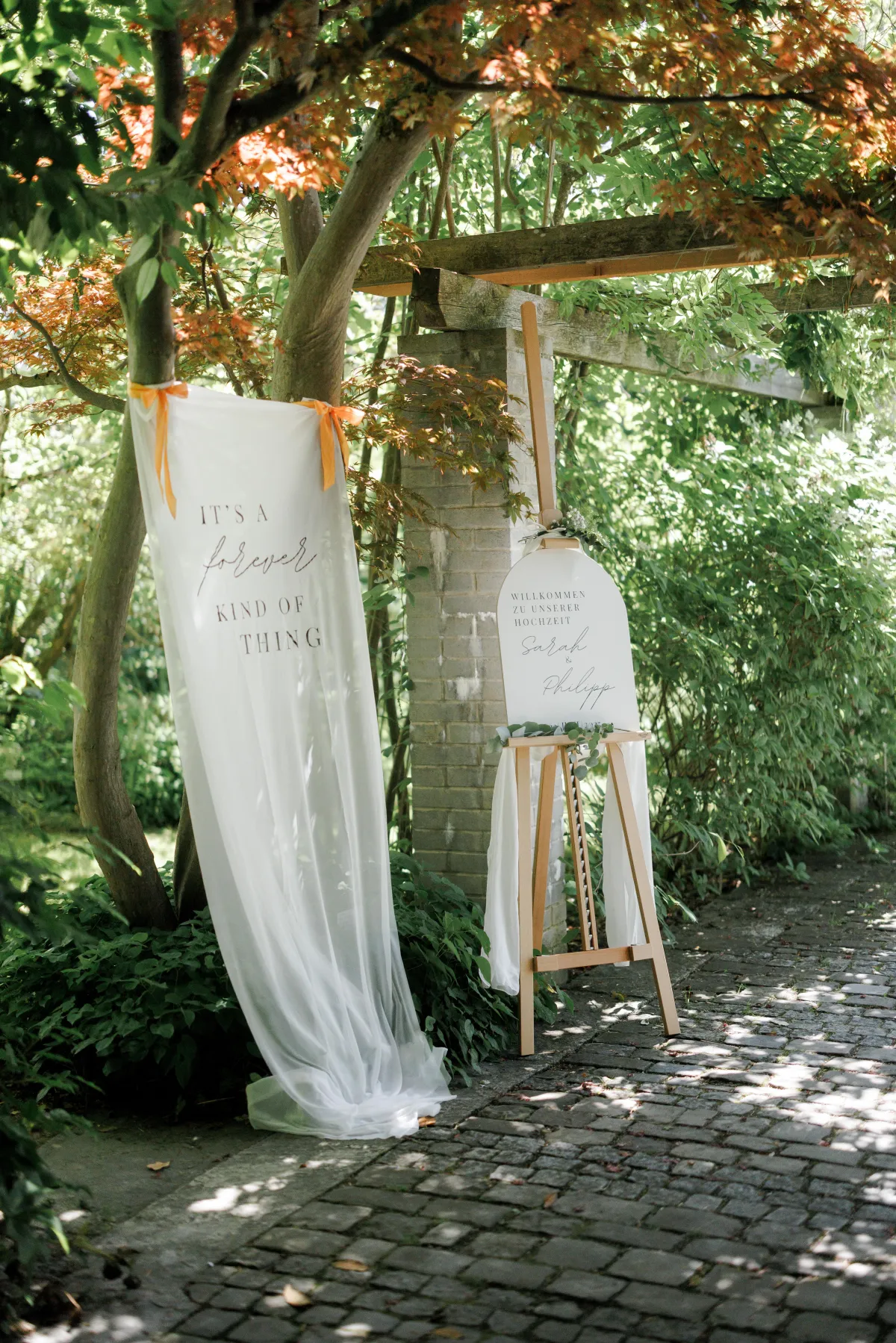 Willkommensschild für deine Hochzeit, Zeitlos , Elegant mit Orangenem Farbtupfer.