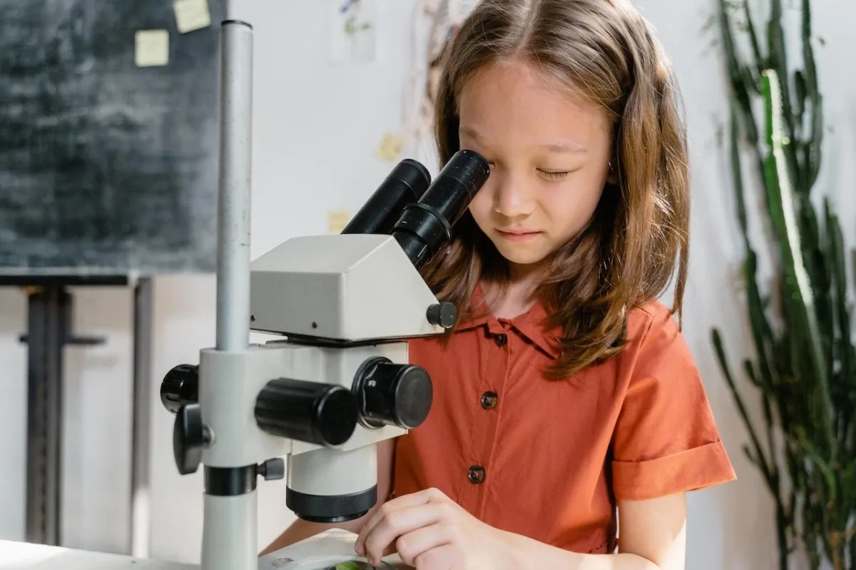 girl using microscope