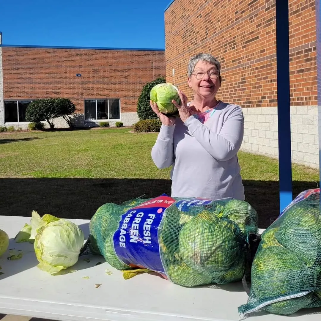 Volunteer for food distribution