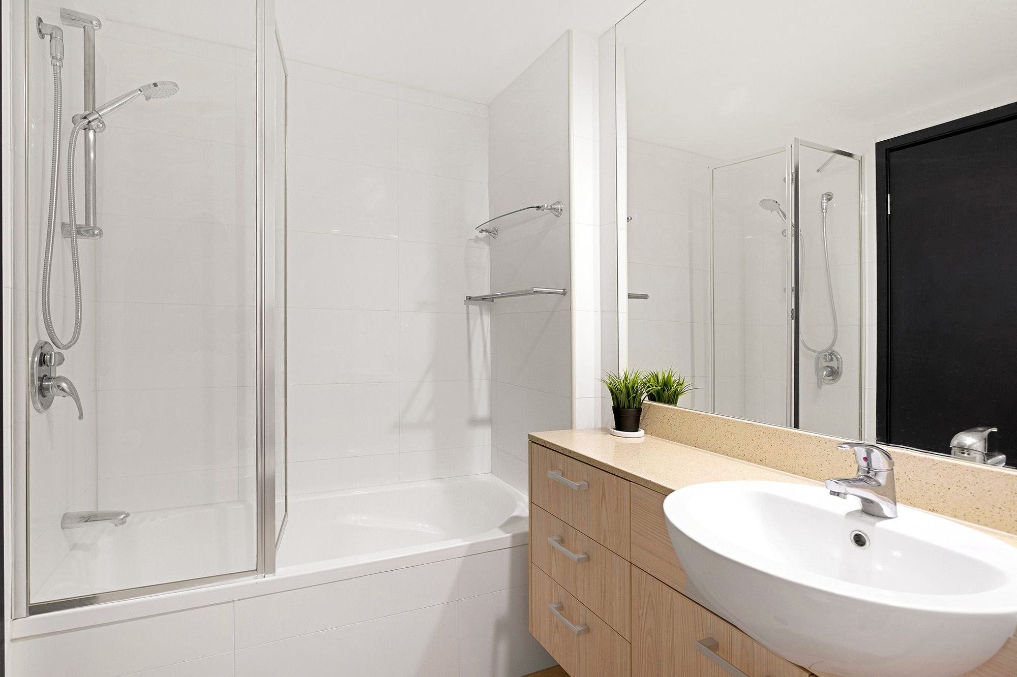 House Lyons - Thomas House Main Bathroom