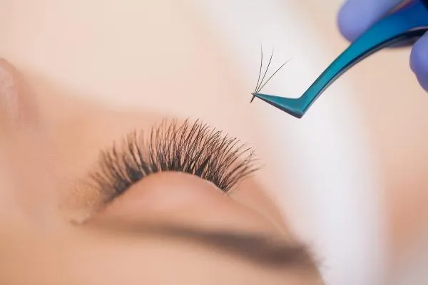 Unveil Stunning Eyes with Expert Lash Extensions!