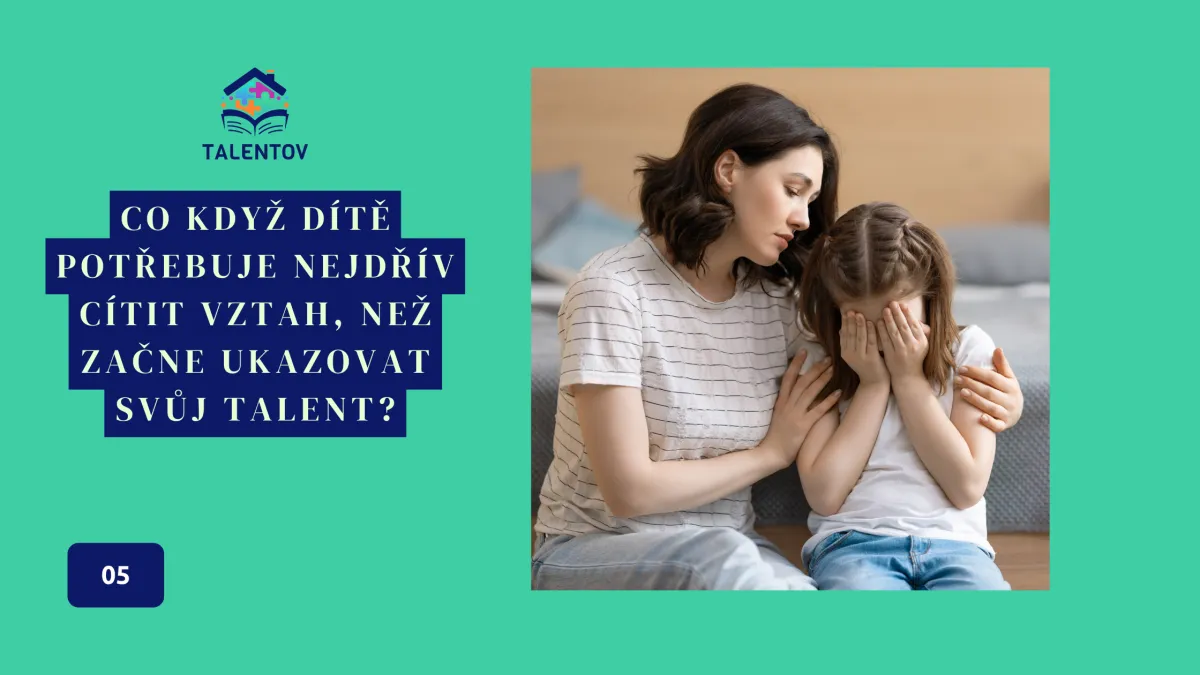 Matka objímá smutnou dceru a snaží se ji uklidnit. Obrázek symbolizuje důvěru, vztah a emocionální podporu, které dítě potřebuje, aby mohlo rozvíjet svůj talent. Text: „Co když dítě potřebuje nejdřív cítit vztah, než začne ukazovat svůj talent?“ – Talentov.