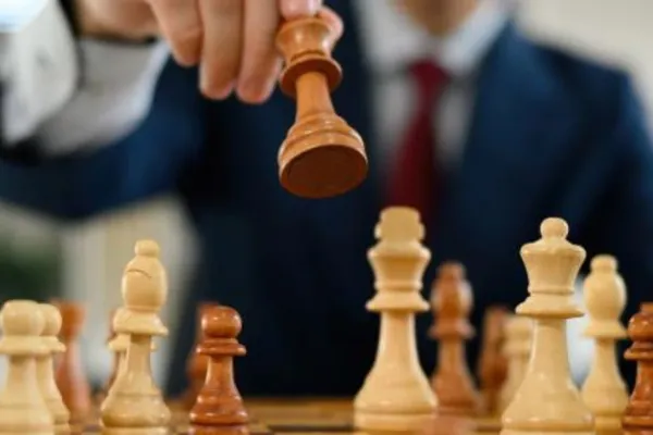 La presión por decidir rápido: Por qué el apuro te desconecta de tu verdadera dirección