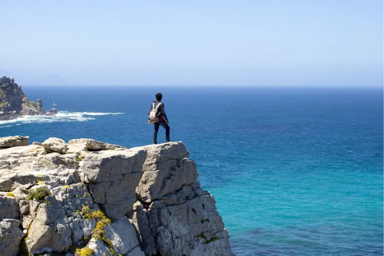 Persona al borde de un mar que representa el amor de Dios