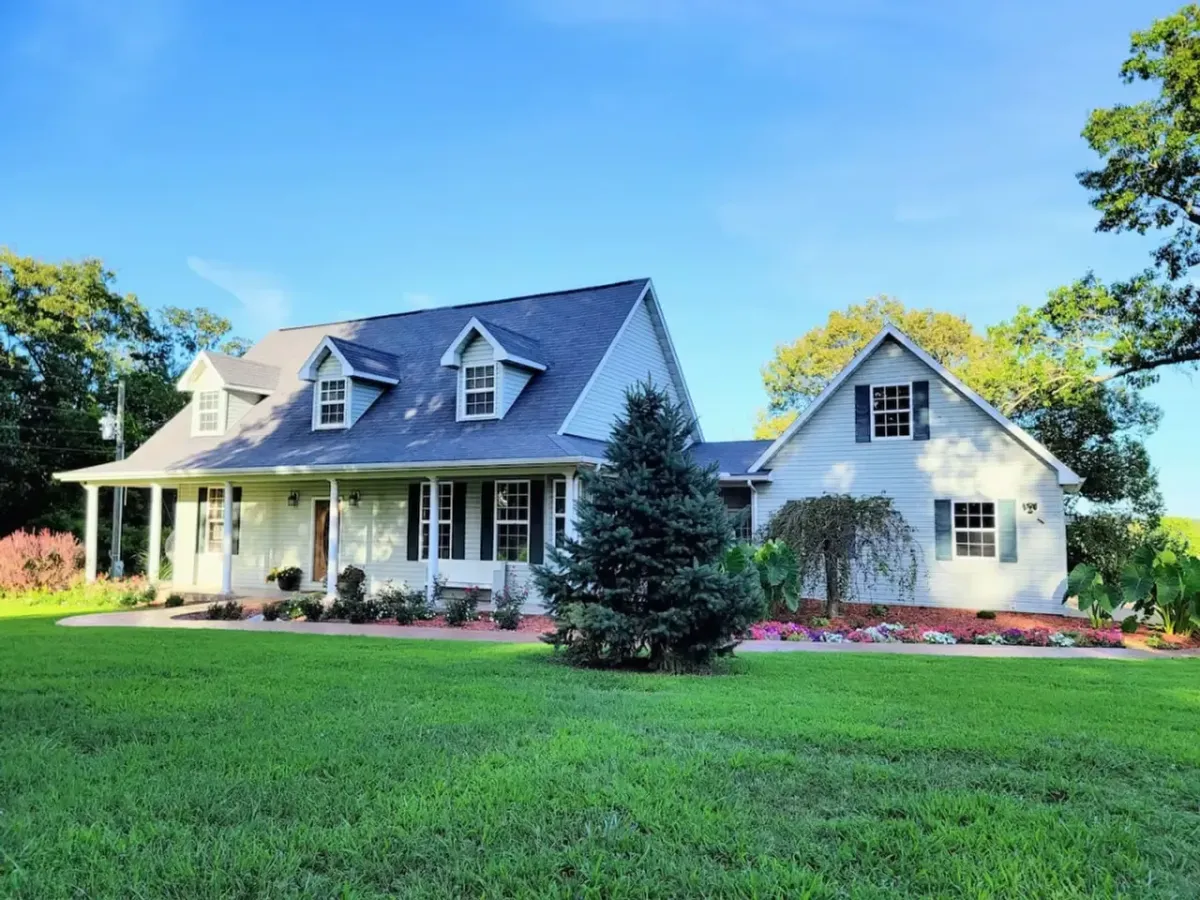 Enjoy the Luxury Farmhouse Retreat in Exeter Where Luxury Feels Natural and Elevate Your Getaway with Peaceful Views and Refined Design