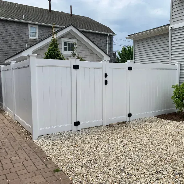 White vinyl privacy fence with gate installation in Sarasota, durable and low-maintenance backyard fencing.