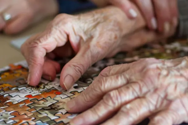 🌿 Finding Calm Within: How Puzzling Helps Seniors Manage Anxiety and Find Emotional Balance