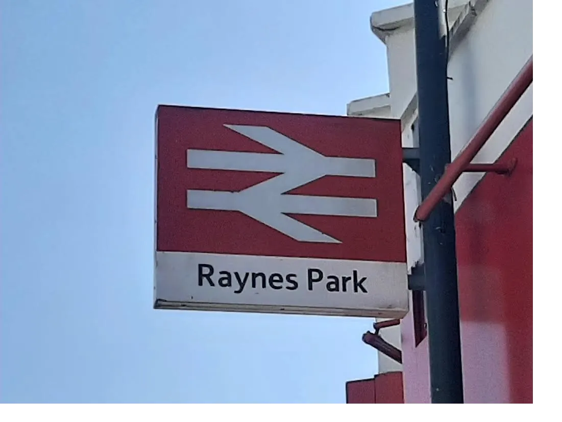 photo of the national rail sign outside raynes park train station