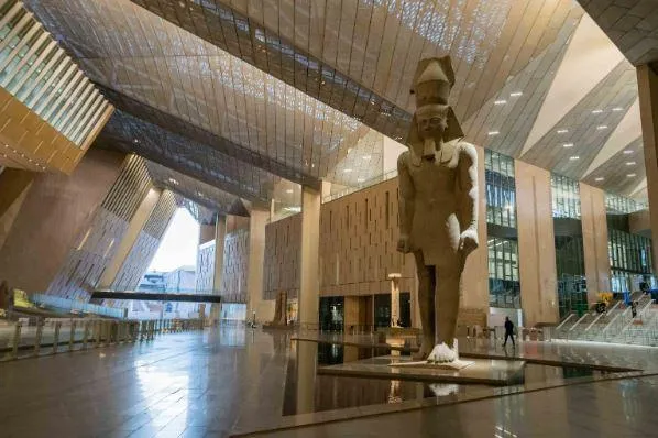 استعدادات وتجهيزات مكثفة تمهيدًا لافتتاح المتحف المصري الكبير