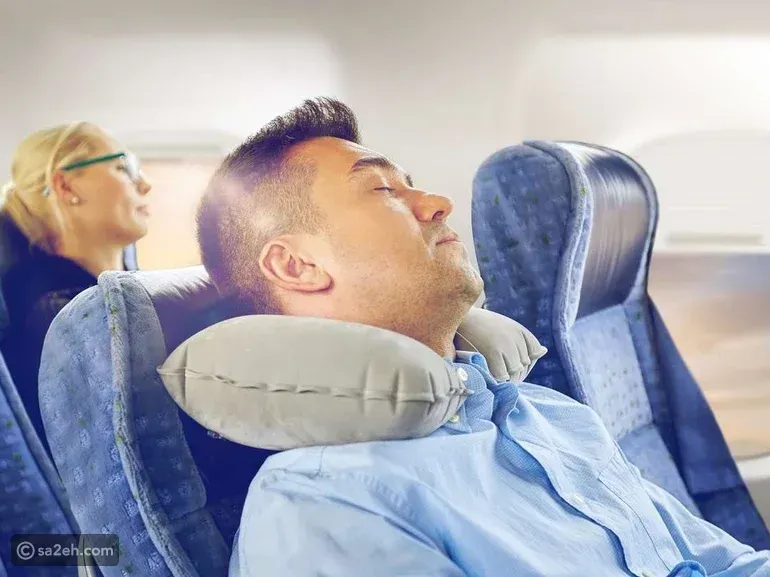 إتيكيت النوم على الطائرة: تجنب إزعاج الركاب المسافرين بجوارك