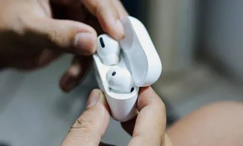 شركات طيران عالمية تبدأ بحظر حمل سماعات إيربودز داخل الأمتعة
