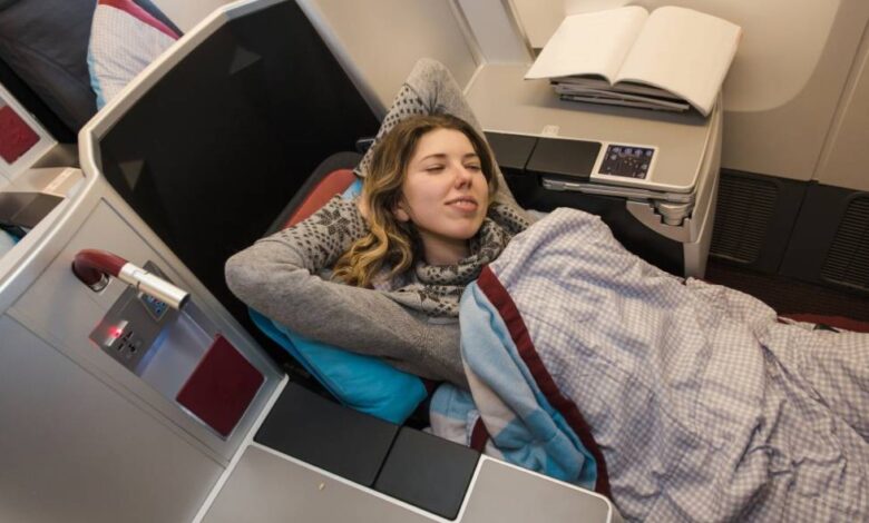 نصائح عملية تساعد المسافرين على النوم براحة داخل الطائرة