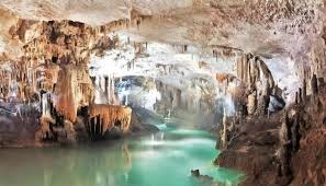 وزارة السياحة اللبنانية تتسلم تقرير لجنة تقصّي الأضرار في مغارة جعيتا