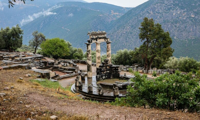 جولة في مخابئ الثورة اليونانية وقلاع القرن الثالث عشر الغامضة