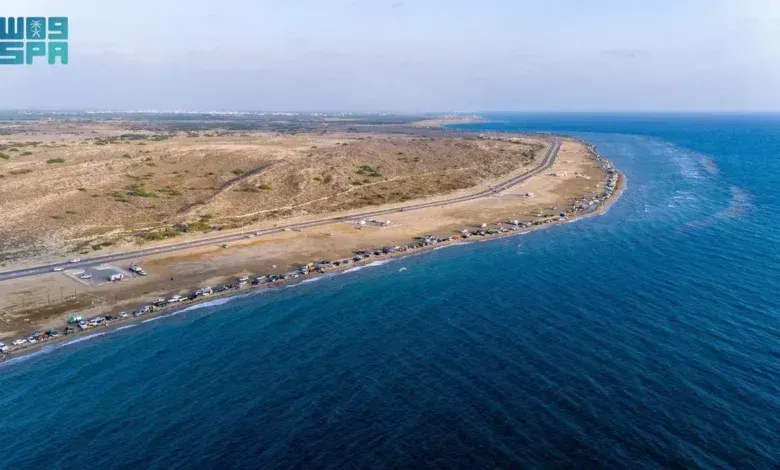 هدوء واسترخاء خلف عربات الأطعمة المتنقلة على شاطئ جيزان