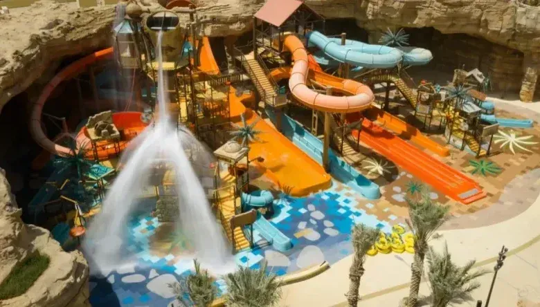 وجهة مائية ضخمة تجمع المغامرة بالاستدامة تحت سقف واحد بالقدية