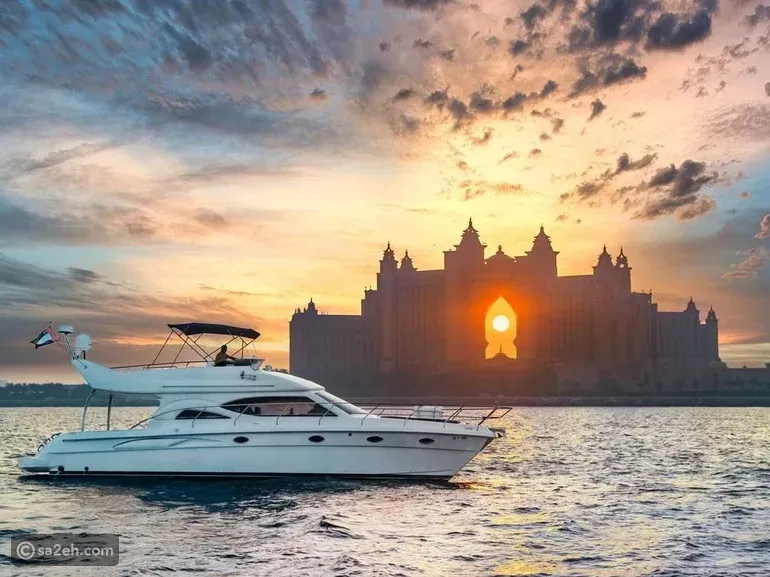 رحلة بحرية خاصة على يخت فاخر عند غروب الشمس في مرسى دبي