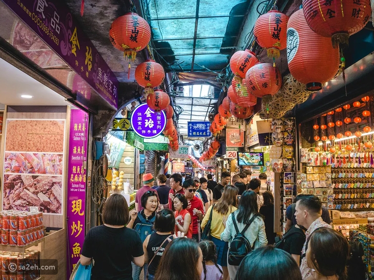 تقاليد المساومة: فن الشراء في الأسواق الشعبية