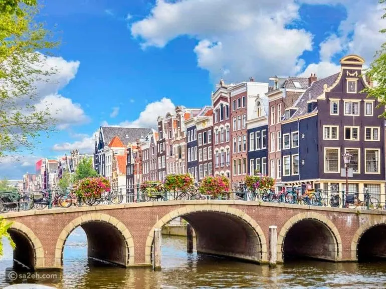 النُزل مقابل الفنادق الفاخرة في أمستردام: أيهما يناسب رحلتك؟