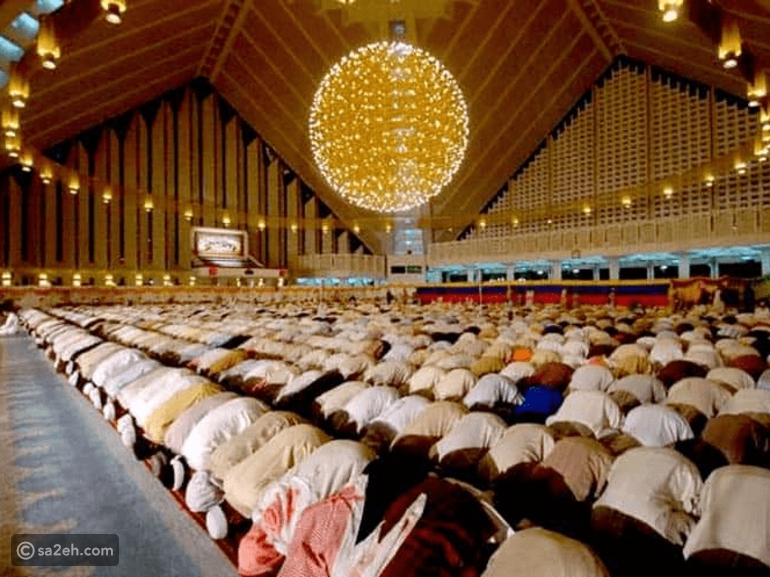 رمضان بين الإفطار والتراويح: سحر المدن الإسلامية ليلًا ونهارًا