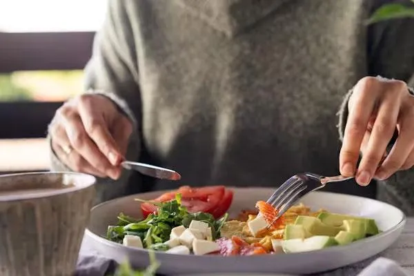plate showing an early eating window—illustrating time-restricted and circadian-aligned eating.