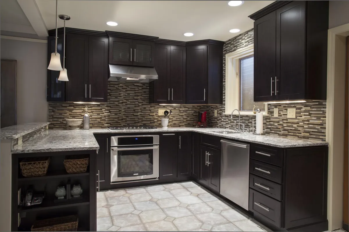 Refacing vs. Replacing: What’s Best for Your Kitchen Cabinets?