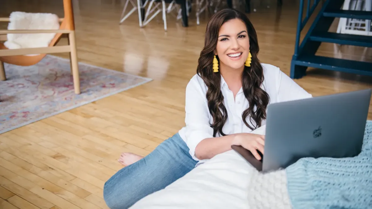 Why Your Business Needs a Digital Course- And Mistakes to Avoid - Amy Porterfield