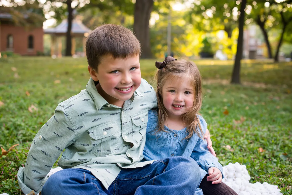 St. Louis Family Photographer brother and sister sitting at park