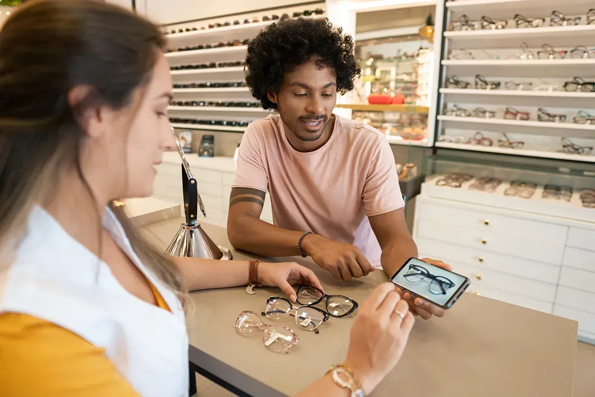 Cómo elegir armazones rentables para tu óptica