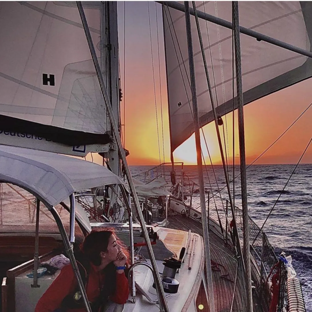 boot met ondergaande zon